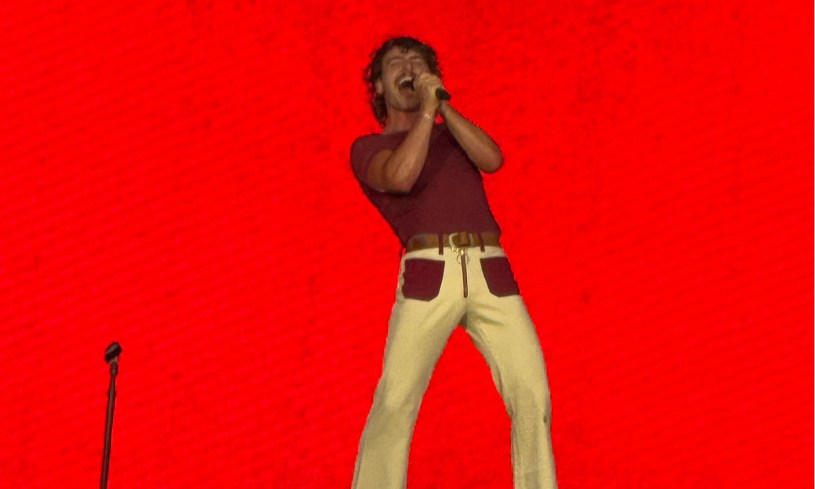 Benson Boone sur la scène de​ LollaParis, le 18 juillet 2025. (C): St_Xl1