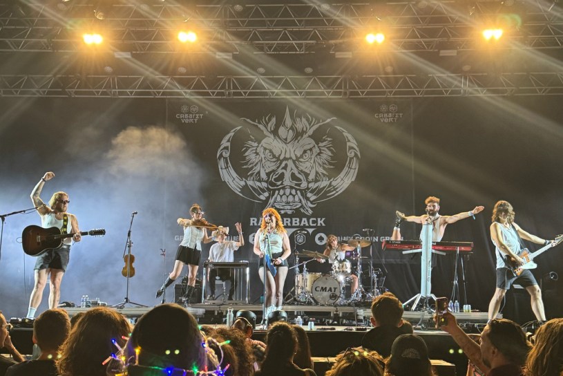 CMAT sur la scène Razorback du Cabaret Vert, le 14 août 2025.