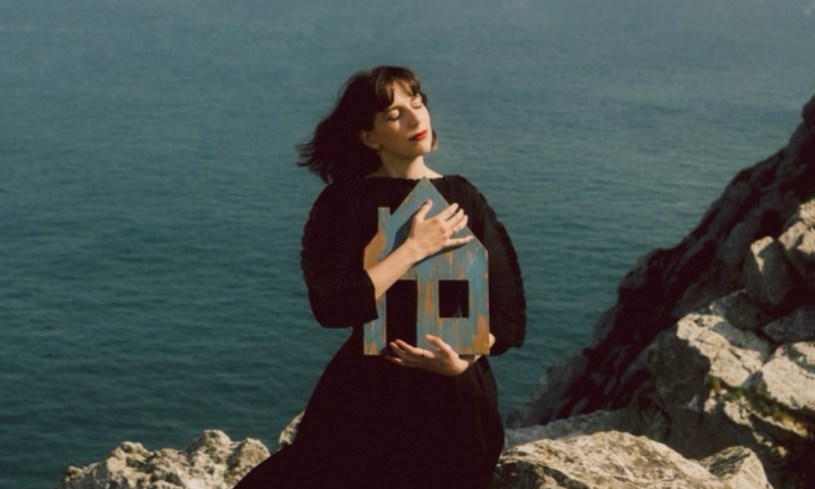 "Ma maison", le nouveau single de Coline Rio est disponible sur toutes les plateformes.