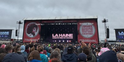La Haine – Jusqu’ici rien n’a changé, transposition scénique du film culte de Mathieu Kassovit, à La Fête de L’Humanité, le 14 septembre 2025.