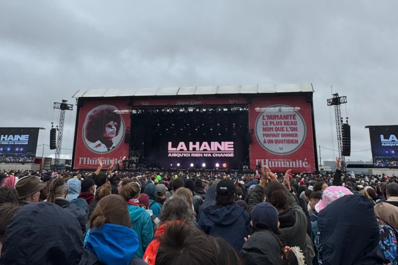 La Haine – Jusqu’ici rien n’a changé, transposition scénique du film culte de Mathieu Kassovit, à La Fête de L’Humanité, le 14 septembre 2025.