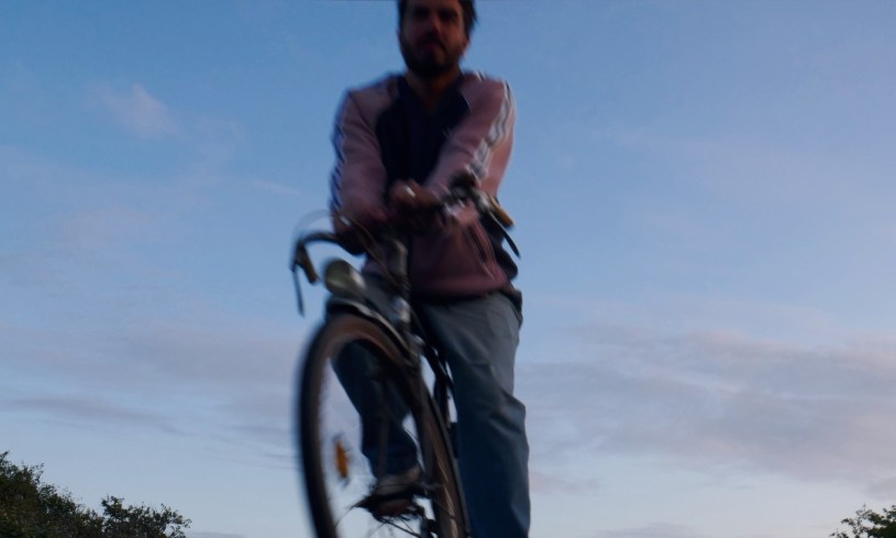 "Porte bagage", le premier EP d’Alexandre Sookia est disponible sur toutes les plateformes.