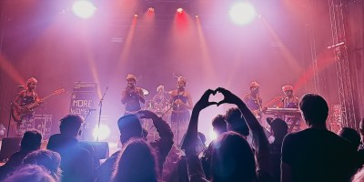 Le Star Féminine Band sur la scène du festival Ouest Park, le 17 octobre 2025.