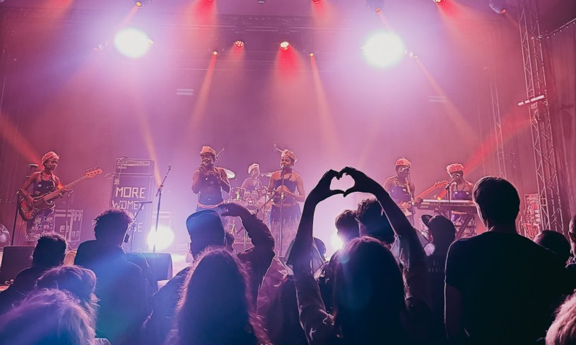 Le Star Féminine Band sur la scène du festival Ouest Park, le 17 octobre 2025.