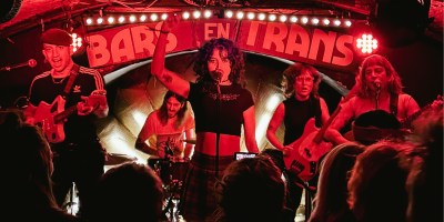 Le groupe Ménades sur la scène du Penny Lane Pub pour les Bars en trans, le 4 décembre 2025.