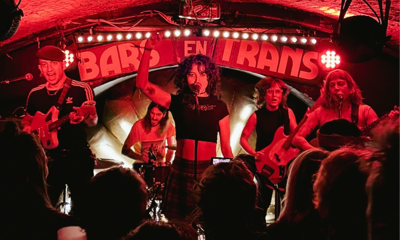 Le groupe Ménades sur la scène du Penny Lane Pub pour les Bars en trans, le 4 décembre 2025.