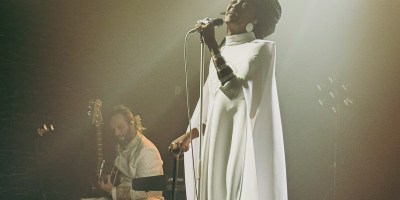 Okali aux Bars en trans, le 4 décembre 2025.