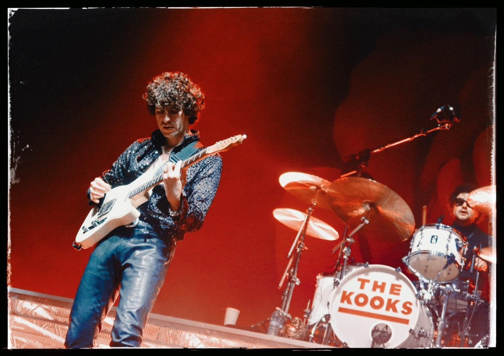The Kooks sur la scène du zénith de Paris, le 8 février 2026.