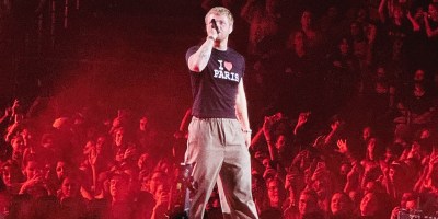 Alex Warren sur la scène de l’Accor Arena, le 9 avril 2026.