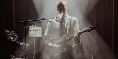 Clément Visage sur la scène des Trois Baudets le 22 avril 2026, pour la release party de son premier album, Automatique.