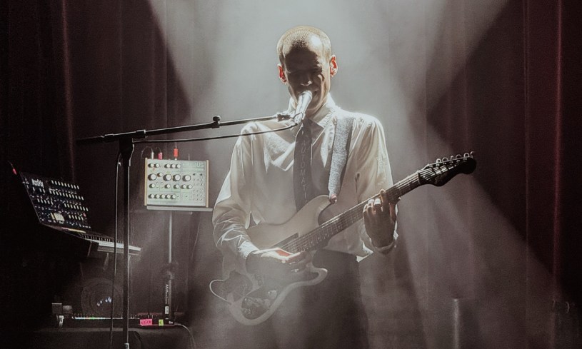 Clément Visage sur la scène des Trois Baudets le 22 avril 2026, pour la release party de son premier album, Automatique.
