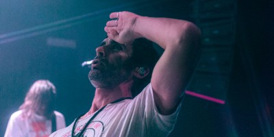 Tyson Ritter, chanteur de The All American Rejects, sur la scène du Bataclan à Paris, le 19 juin 2026.