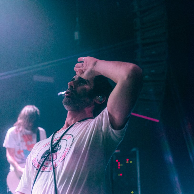 Tyson Ritter, chanteur de The All American Rejects, sur la scène du Bataclan à Paris, le 19 juin 2026.