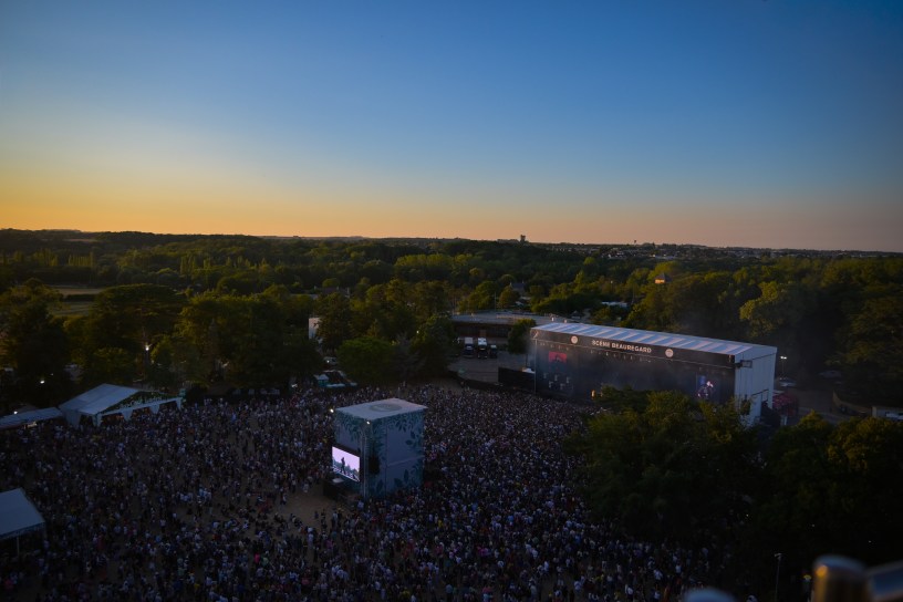 Foule devant le show de Rilès -Festival Beauregard 2026 – Zoé BONNEAU